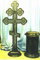 Каслинский литье - Ритуальное литьё  Крест с тумбой - border=